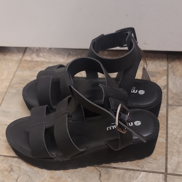 Black Platform Gladiator Sandals - Picture 2 of 4